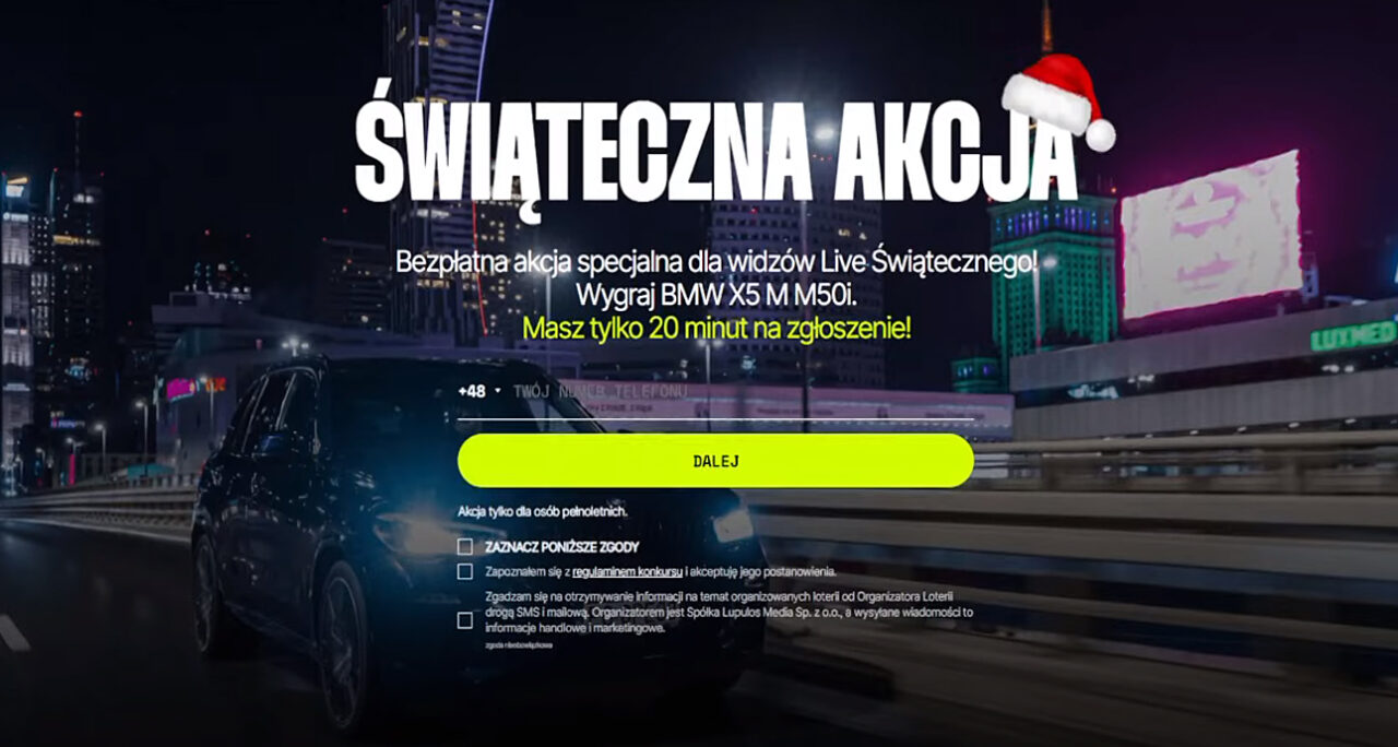 Grafika reklamowa Budda i świąteczna akcja z czarnym samochodem BMW X5 M50i, jadącym przez nocne miasto z wielokolorowymi światłami i reklamami. Na górze w dużych literach napis "ŚWIĄTECZNA AKCJA" i informacje o wygranej w konkursie oraz przycisk "DALEJ" umieszczony na dole.