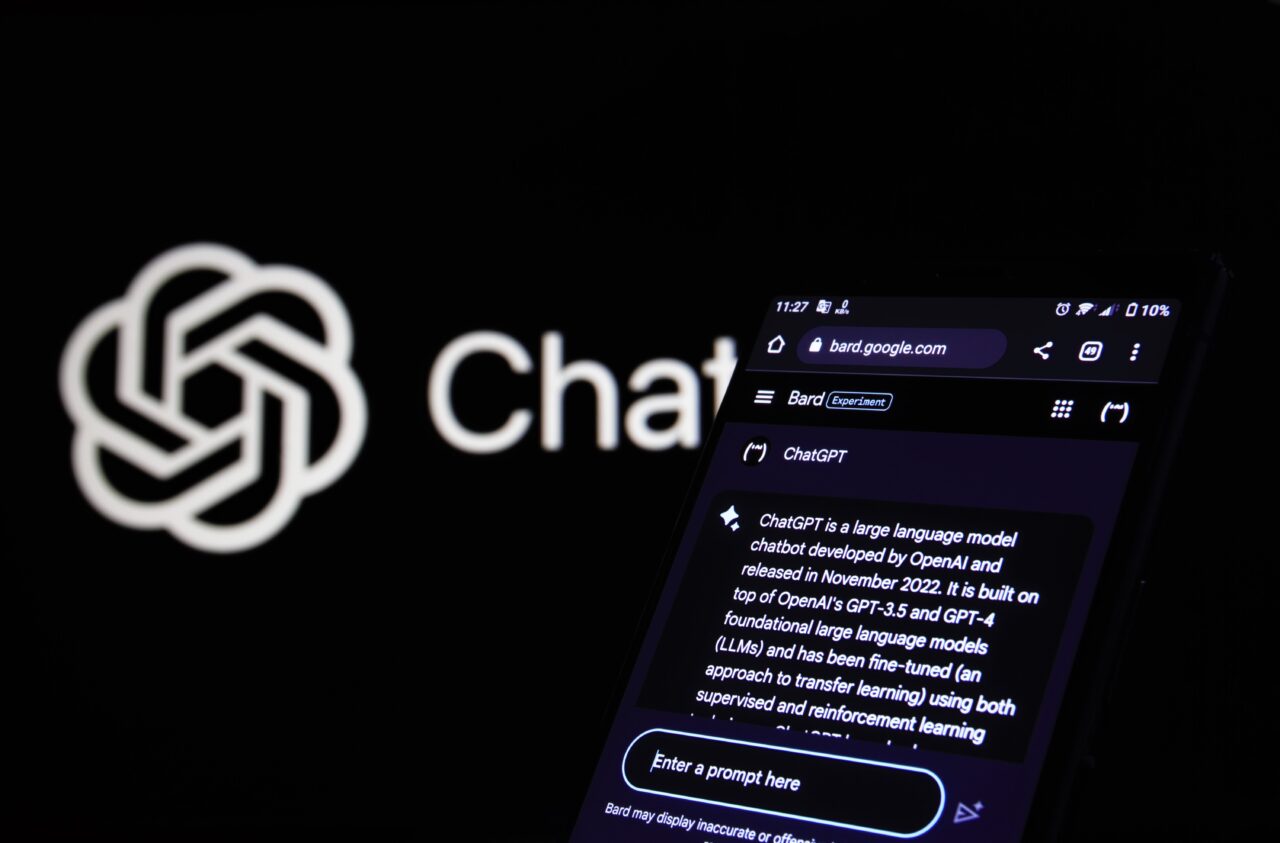 Sztuczna inteligencja. Smartfon wyświetlający stronę internetową z opisem ChatGPT na tle rozmazanego logo.
