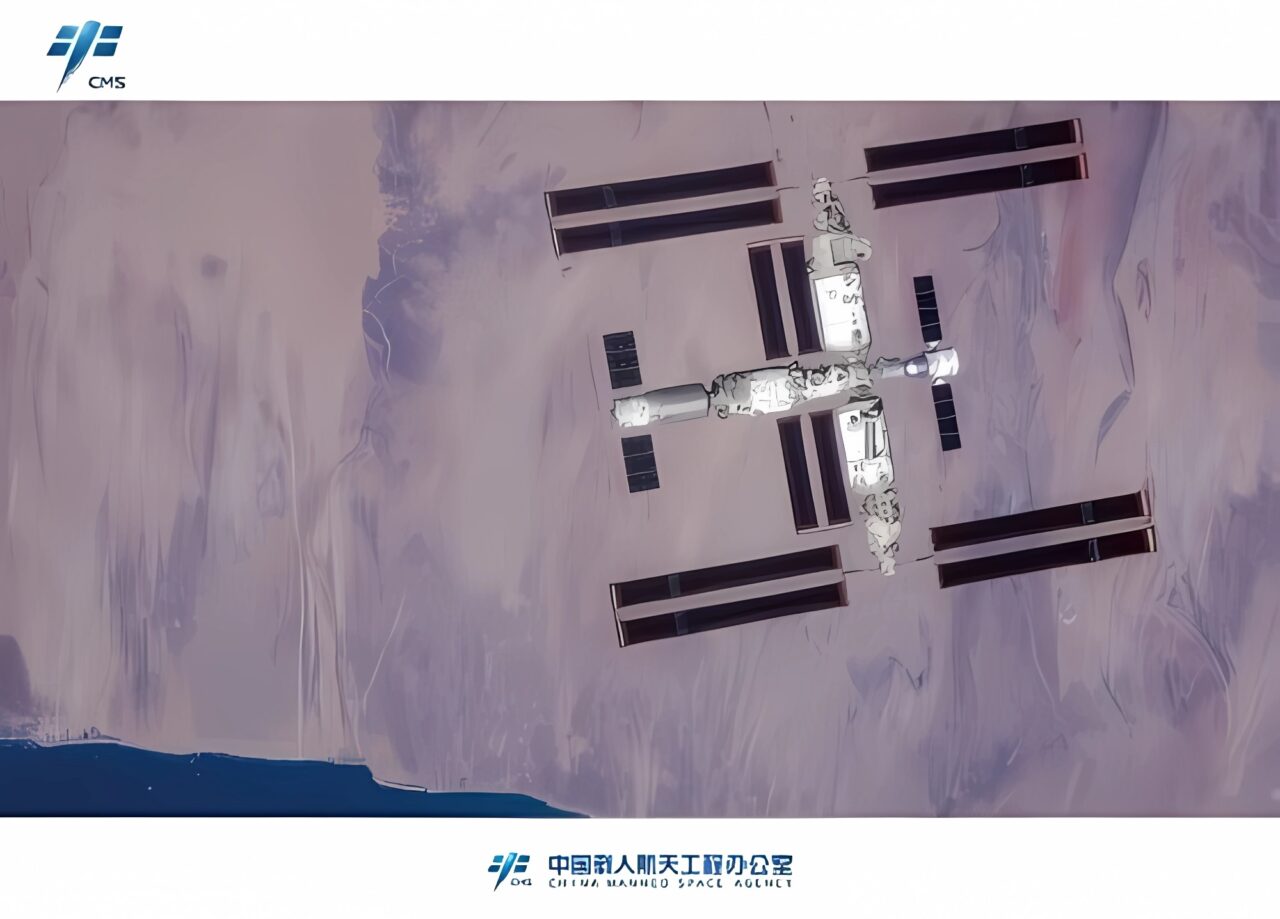 Chińska Stacja kosmiczna na orbicie nad chmurami Ziemi, widziana z góry.