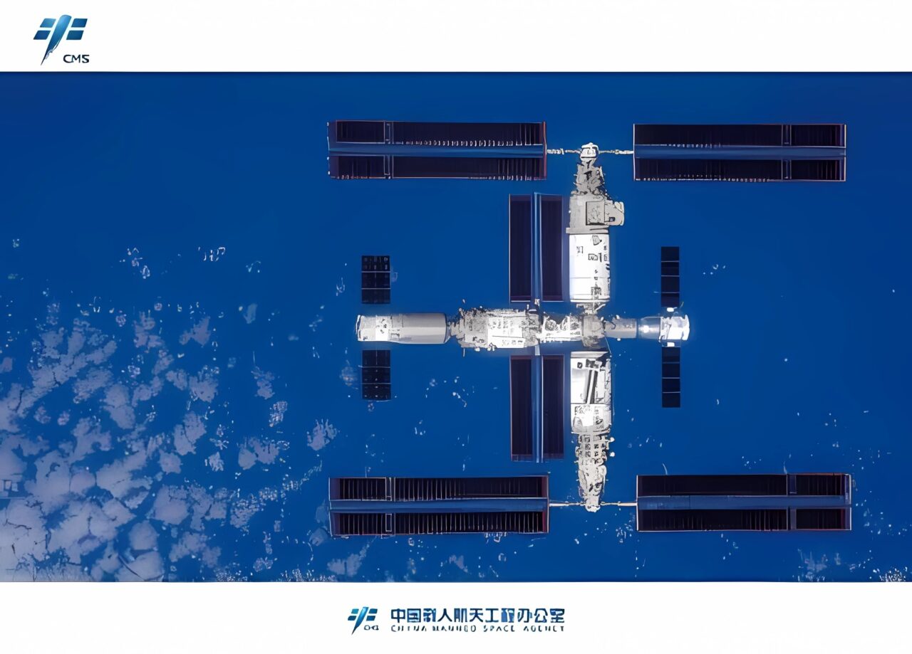 Chińska Stacja kosmiczna na orbicie nad chmurami Ziemi, widziana z góry.