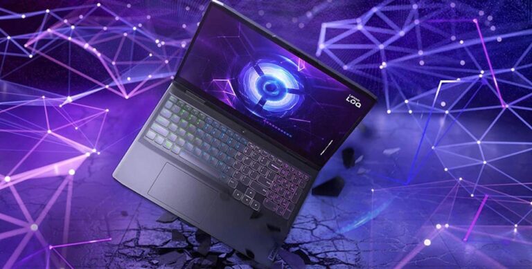 Laptop gamingowy na tle grafiki przedstawiającej połączenia sieciowe, z podświetlaną klawiaturą i grafiką na ekranie wzmacniającą futurystyczny charakter.