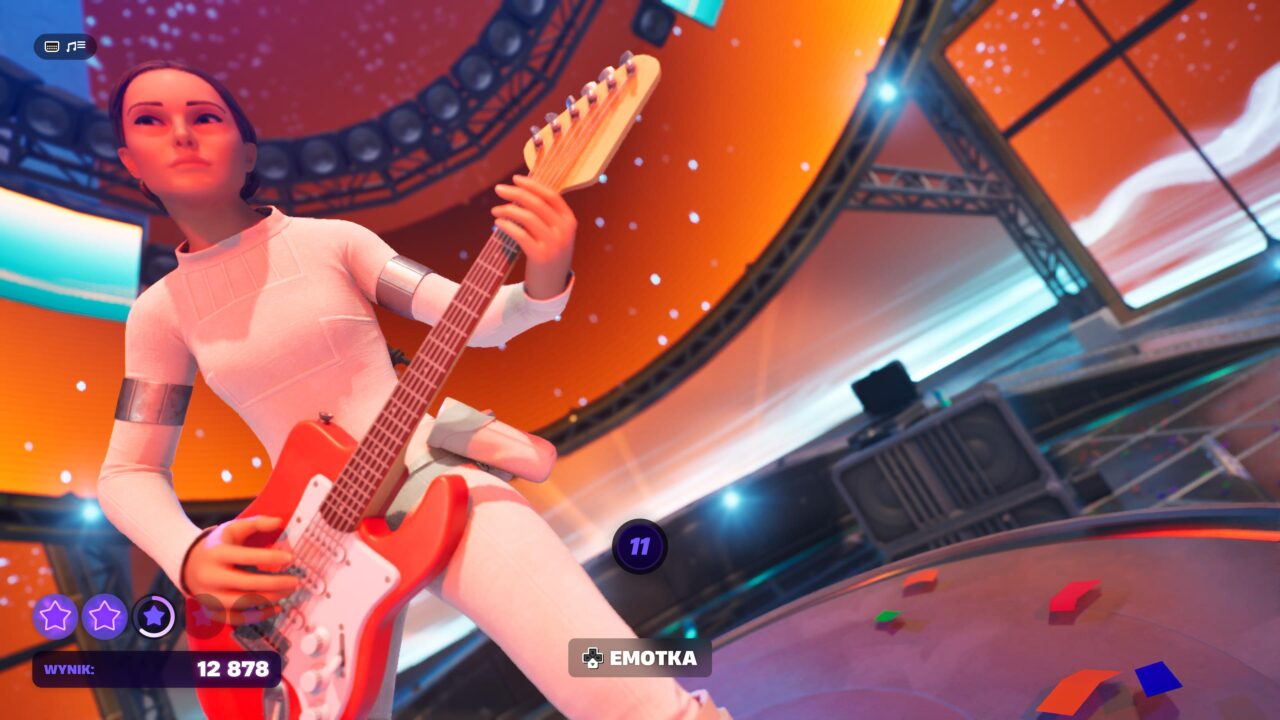 Padme Amidala w grze Fortnite grająca na czerwonej gitarze elektrycznej na scenie z dynamicznym oświetleniem w tle.
