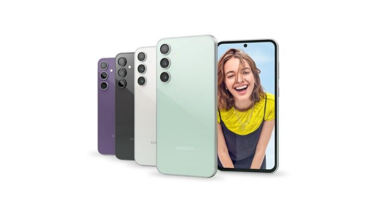 smartfon samsung galaxy s23 fe w czterech wersjach kolorystycznych, obok ten sam telefon ale obrócony ekranem do widza, na ekranie uśmiechnięta kobieta
