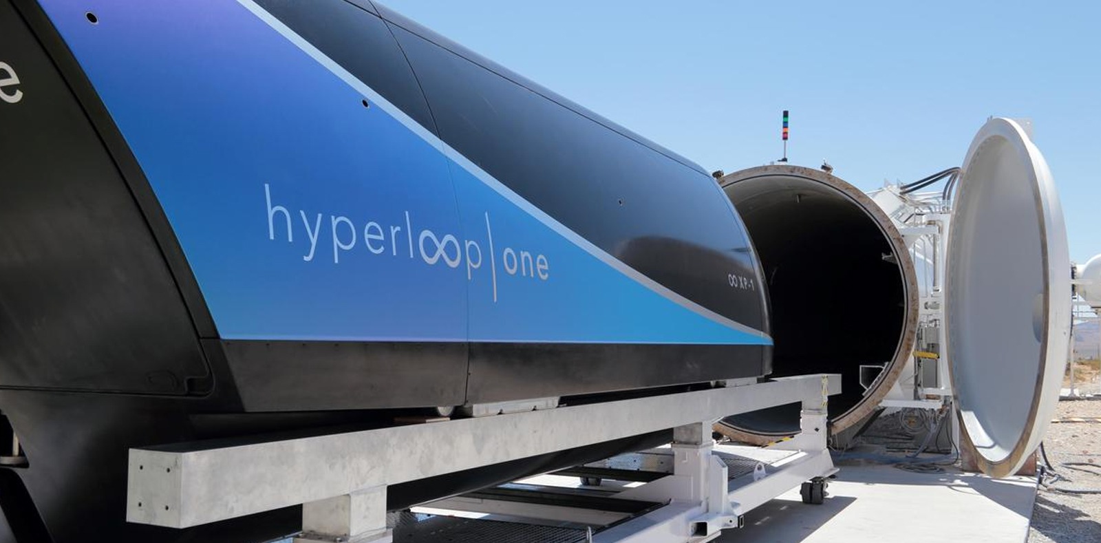 Kapsuła Hyperloop One umieszczona na zewnątrz obok sekcji tuby testowej.