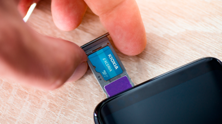 niebieska karta microSD marki Kioxia na tacce wysuniętej ze smartfona
