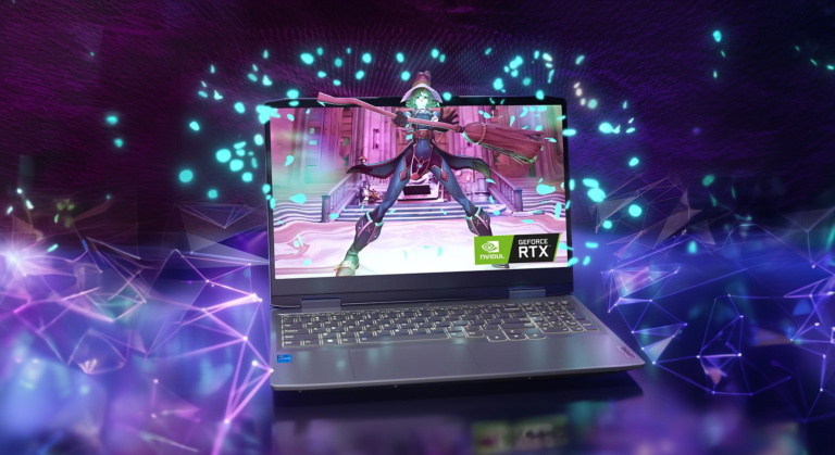 Laptop gamingowy na tle efektów świetlnych z otwartą klapą wyświetlającą postać z gry, z naklejką NVIDIA GeForce RTX.