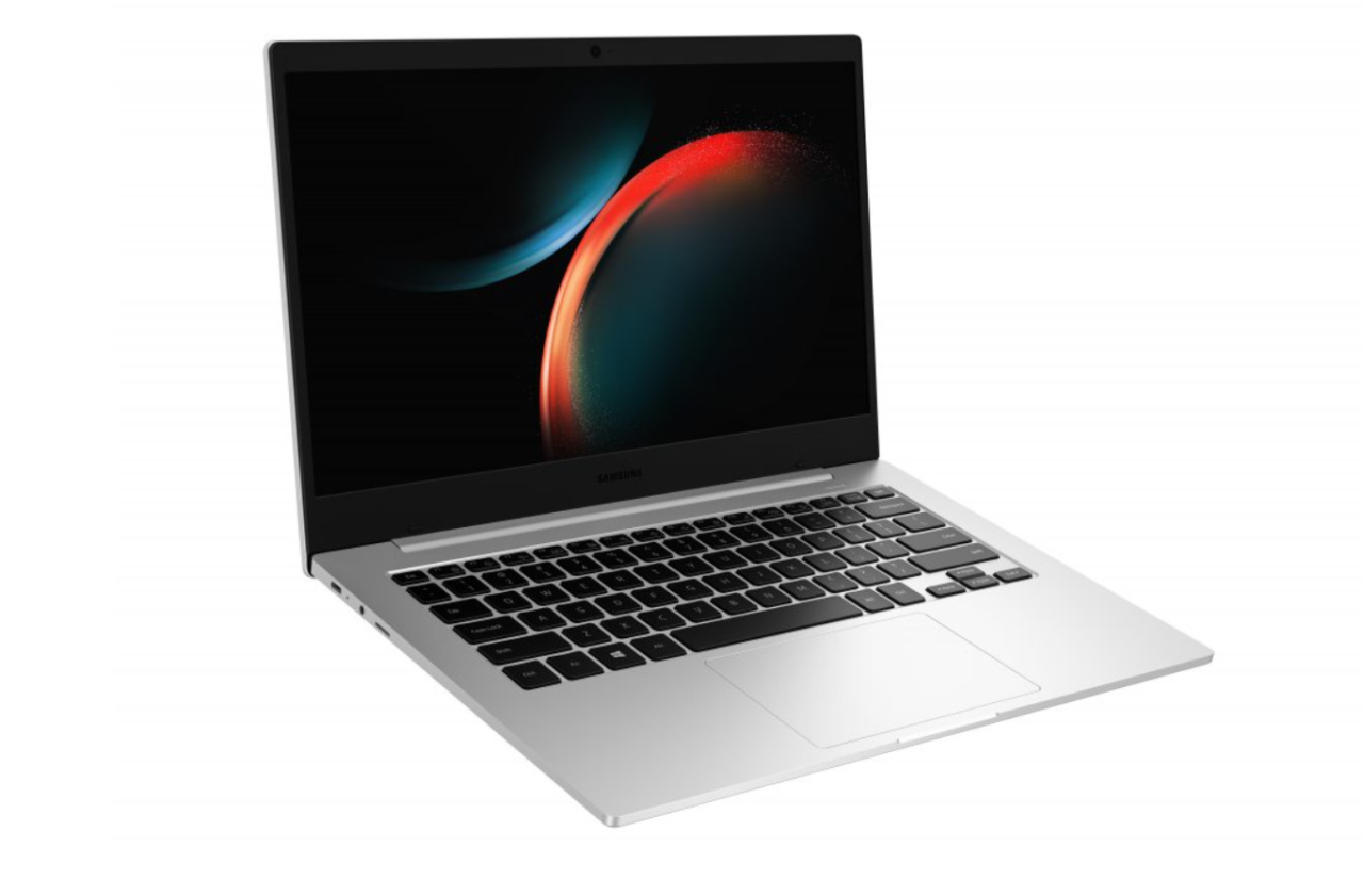 Laptop marki Samsung otwarty pod kątem, z widokiem na klawiaturę i ekran wyświetlający kolorową tapetę.