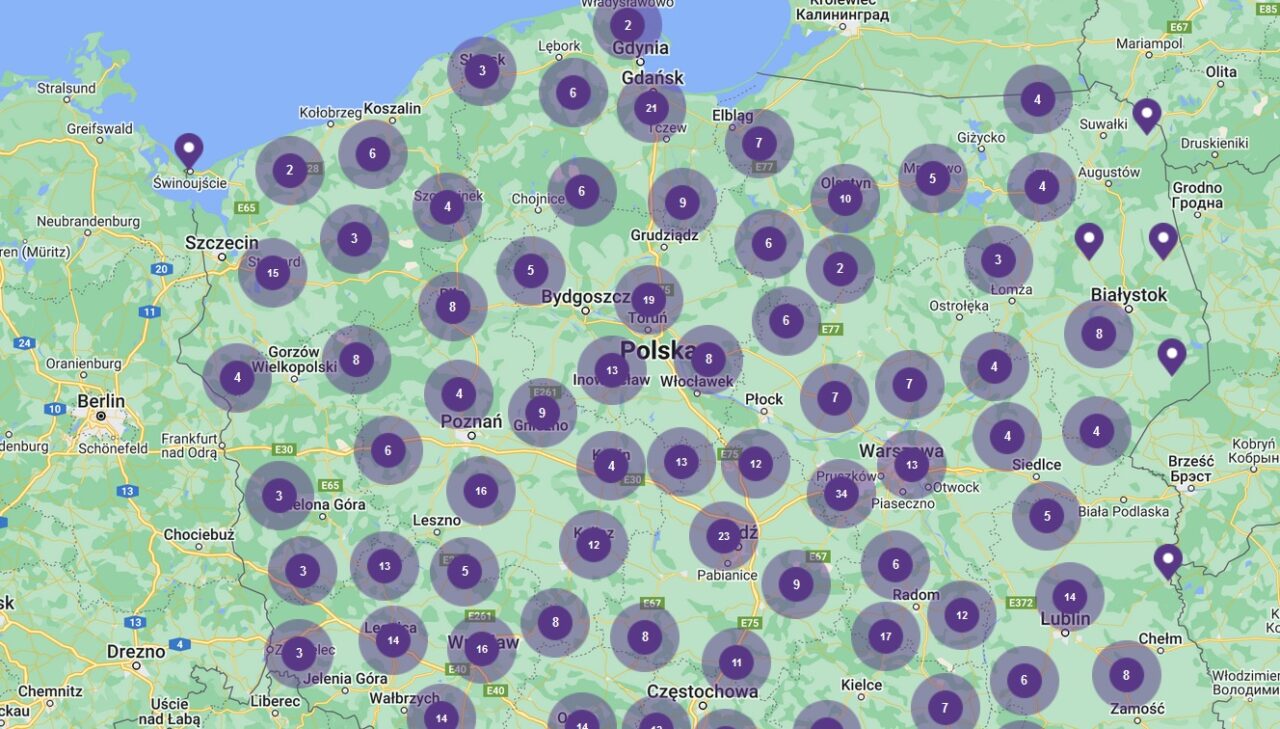 mapa Polski z zaznaczonymi na fioletowo lokalizacjami salonów Play