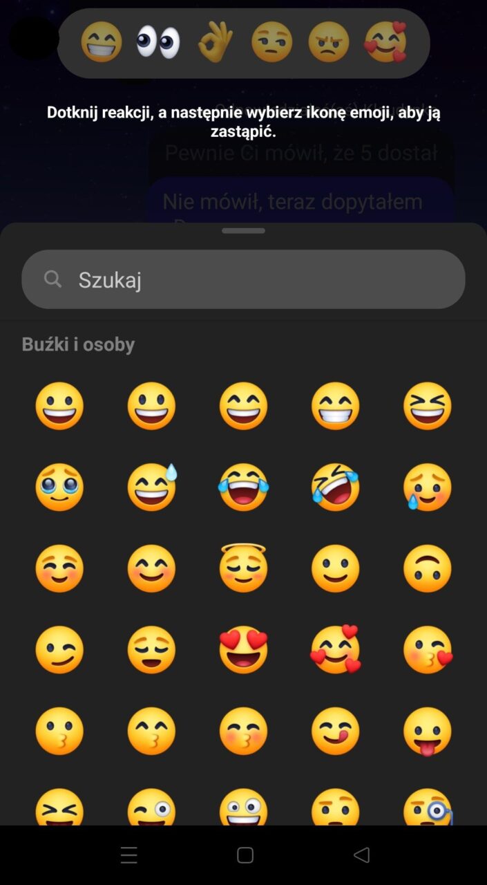 Zrzut ekranu interfejsu aplikacji do komunikacji z okienkiem wyboru emoji, przedstawiający różne emotikony i instrukcję: "Dotknij reakcji, a następnie wybierz ikonę emoji, aby ją zastąpić".