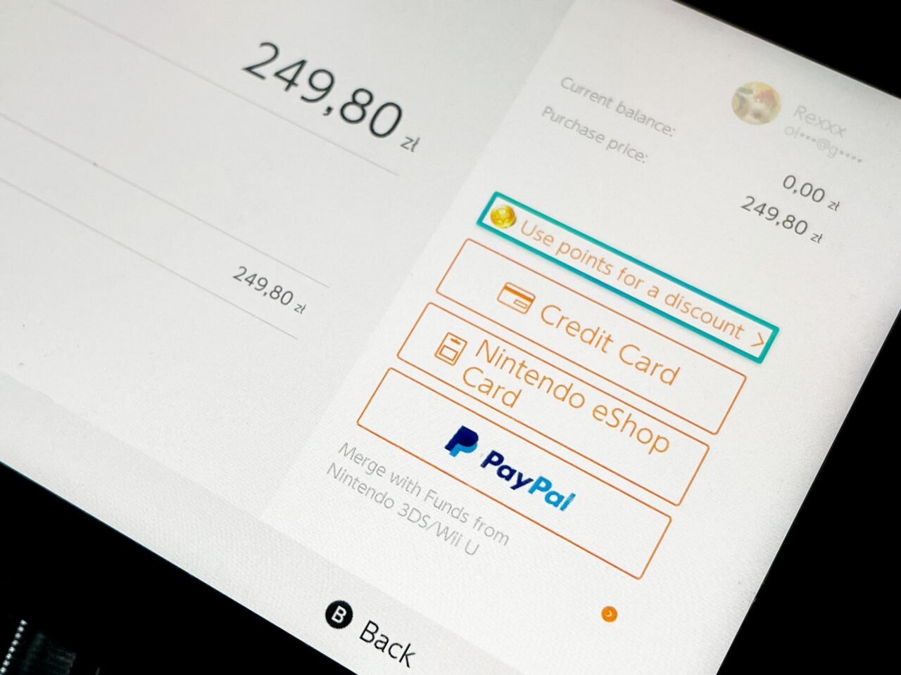 Ekran interfejsu płatności online z zaznaczoną opcją "Use points for a discount", oraz dostępnymi metodami płatności: kartą kredytową, kartą Nintendo eShop i PayPalem. Na ekranie widoczna kwota 249,80 zł.