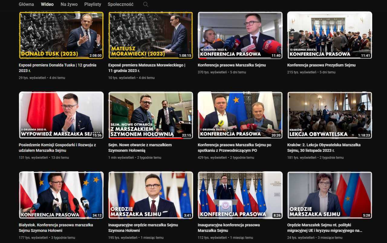 Zrzut ekranu z platformy wideo zawierający miniaturki filmów z polskimi politykami i urzędnikami biorącymi udział w konferencjach prasowych, wykładach i spotkaniach oficjalnych.