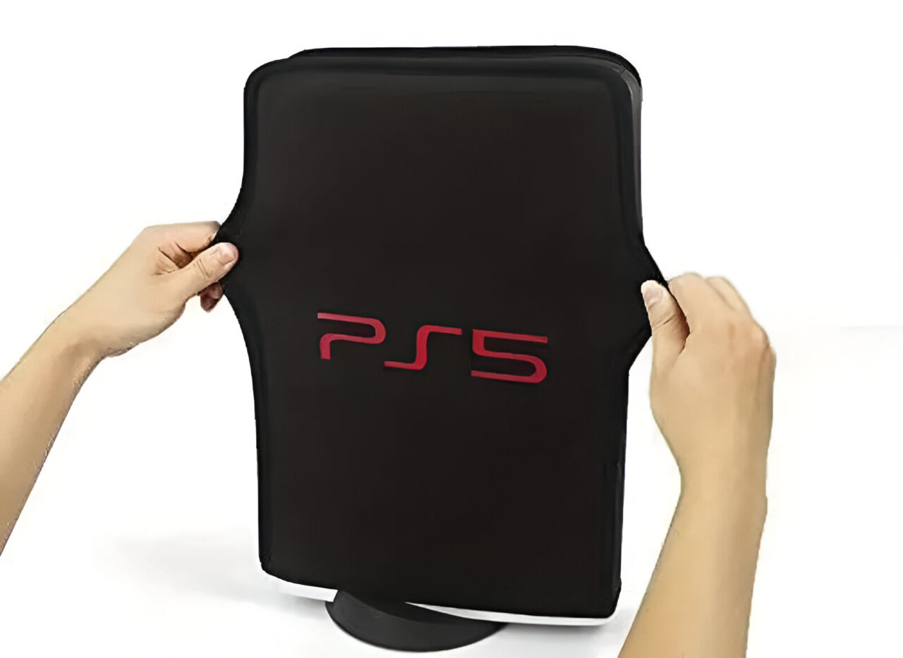 Czarna osłona na konsolę PlayStation 5 trzymana w dłoniach na białym tle.