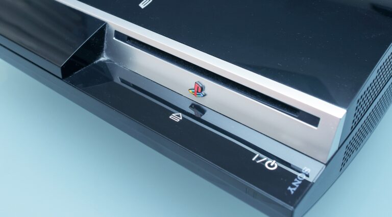 Konsola PlayStation 3 w kolorze czarnym na jasnym tle.