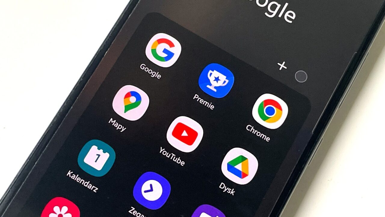 Smartfon z widocznym ekranem głównym, na którym znajduje się szereg aplikacji Google, takich jak Mapy, YouTube, Dysk i Chrome, z przewagą kolorów niebieskiego, czerwonego, zielonego i żółtego.