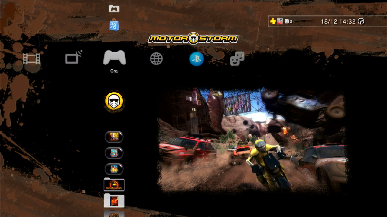 Interfejs użytkownika konsoli do gier PlayStation 3 z wyróżnioną ikoną gry "MotorStorm", na tle dynamicznej sceny z wyścigu z samochodami oraz motocyklem w błocie.