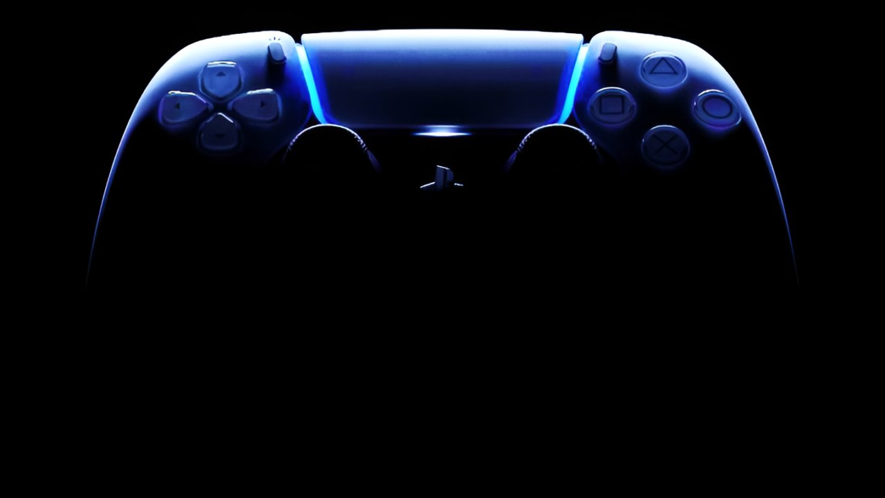 Gamepad konsoli PlayStation 5 Pro, oświetlony niebieskim światłem, widoczny z przodu na ciemnym tle.