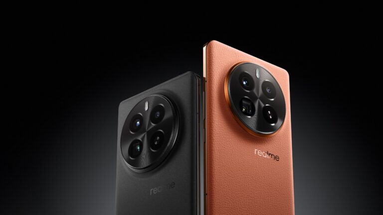 Dwa smartfony marki Realme, jeden czarny, a drugi w odcieniu pomarańczowym z teksturowanymi pleckami, oba z wystającym modułem aparatu fotograficznego z czterema soczewkami, na czarnym tle.