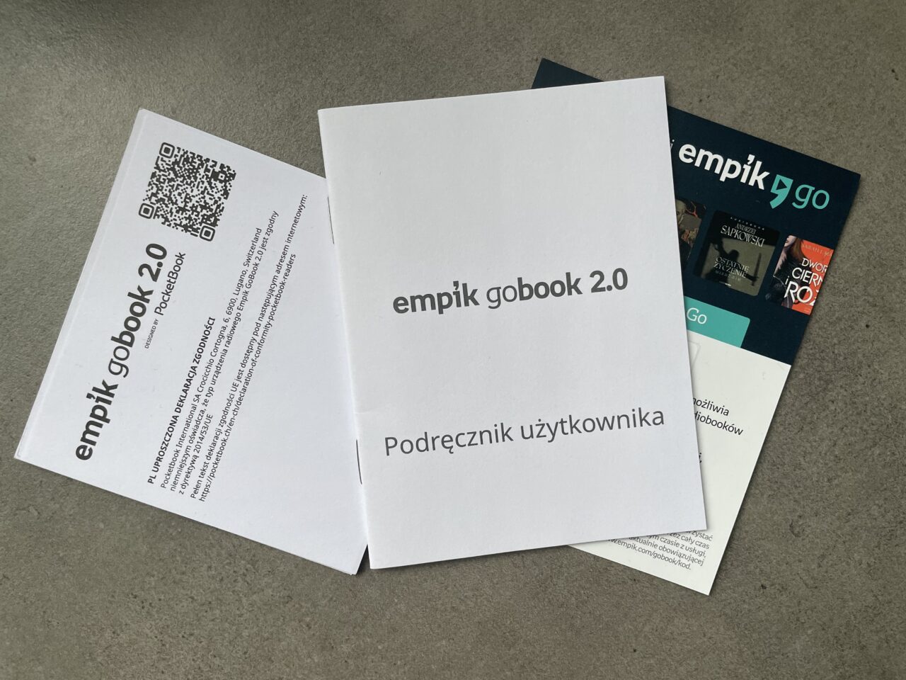 Instrukcja użytkownika empik gobook 2.0 leży obok zapakowanego czytnika ebooków i karty empik go.