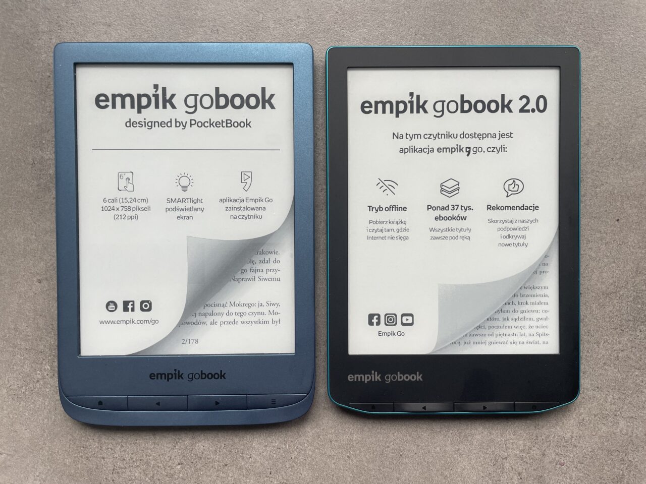 Dwa czytniki e-booków Empik GoBook z ekranami, na których wyświetlone są informacje o funkcjach i specyfikacji urządzeń.