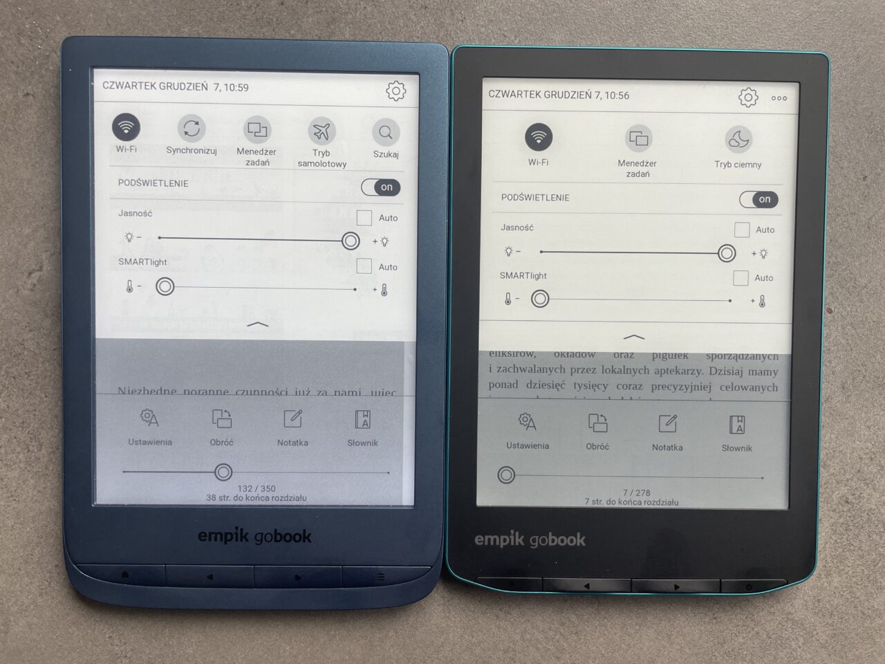 Dwa czytniki e-booków empik gobook z otwartymi ustawieniami podświetlenia ekranu i tekstem na ekranie.