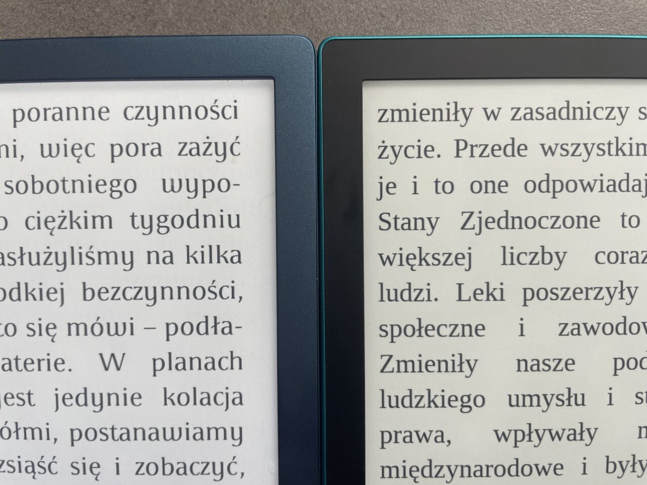 Dwa czytniki e-booków leżące obok siebie, na których wyświetlany jest tekst w języku polskim.