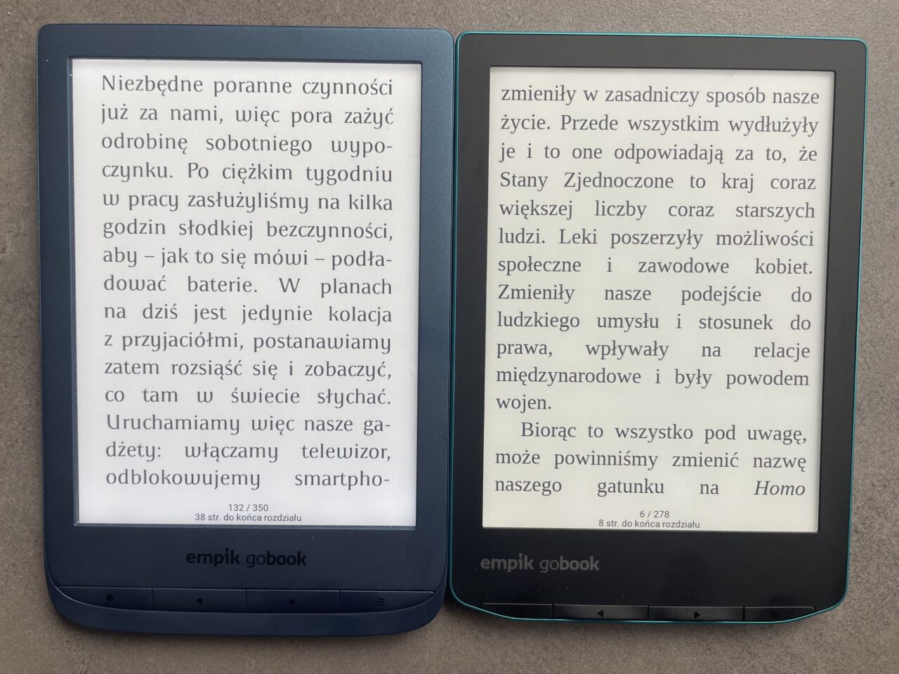 Dwa czytniki e-booków leżące obok siebie z wyświetlonym tekstem w języku polskim.