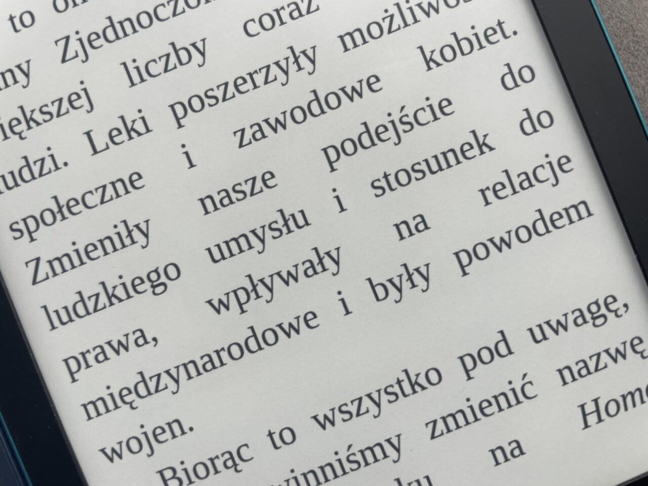 Fragment tekstu w języku polskim wyświetlony na ekranie czytnika e-booków.