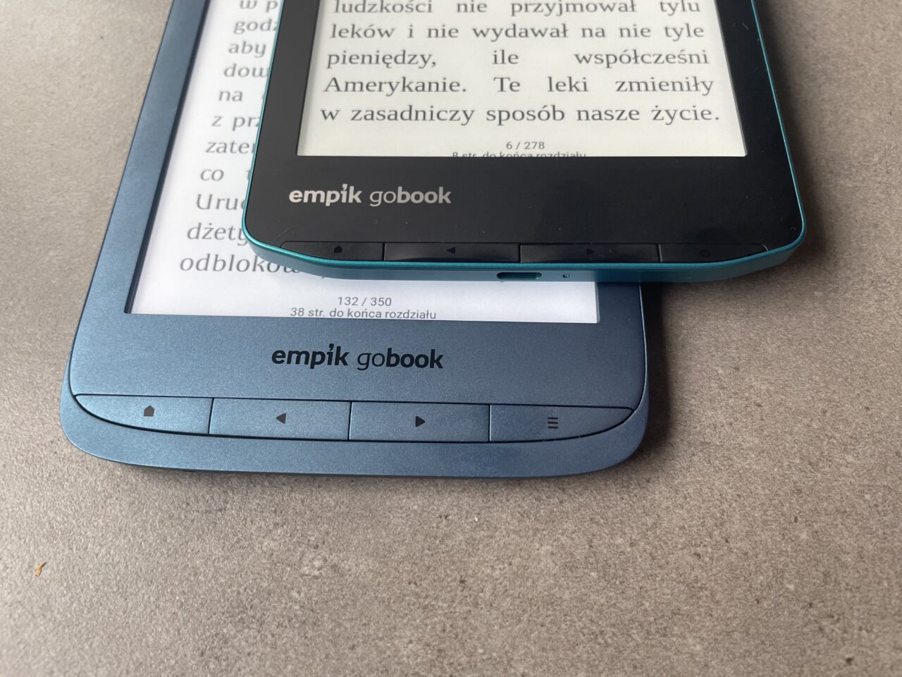 Dwa czytniki e-booków marki Empik Gobook ułożone jeden na drugim na płaskiej powierzchni.