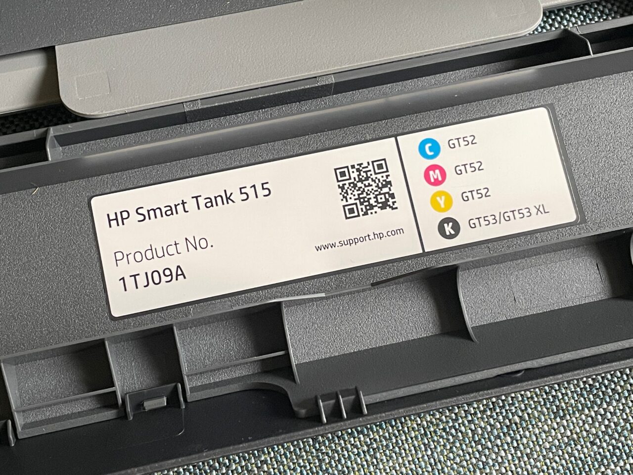 Etykieta drukarki HP Smart Tank 515 z kodem QR, numerem produktu 1TJ09A oraz oznaczeniami kolorów wkładów atramentowych: cyan, magenta, żółty i czarny (GT52, GT53/GT53 XL).