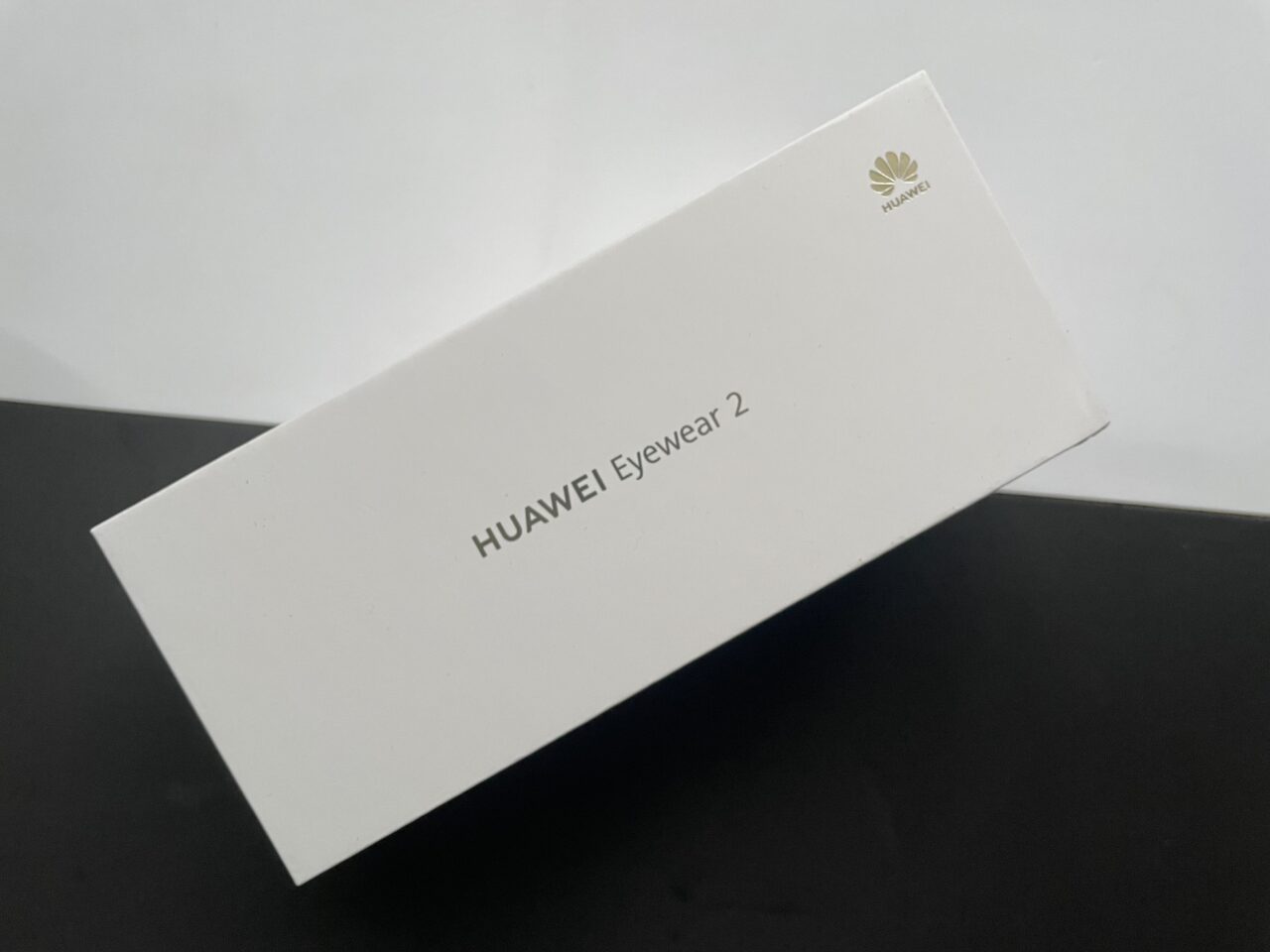 Białe opakowanie produktu HUAWEI Eyewear 2 z logotypem firmy Huawei, umieszczone na czarnym podłożu.