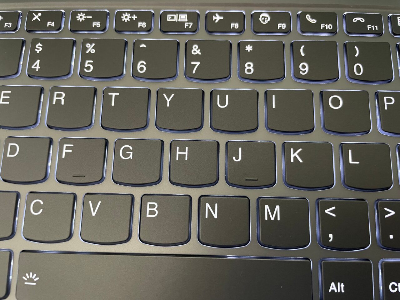 Część klawiatury komputerowej z widocznymi klawiszami od F4 do F11, rzędem cyfr od 4 do 0 oraz literami od 'Q' do 'P' i od 'A' do 'L'.