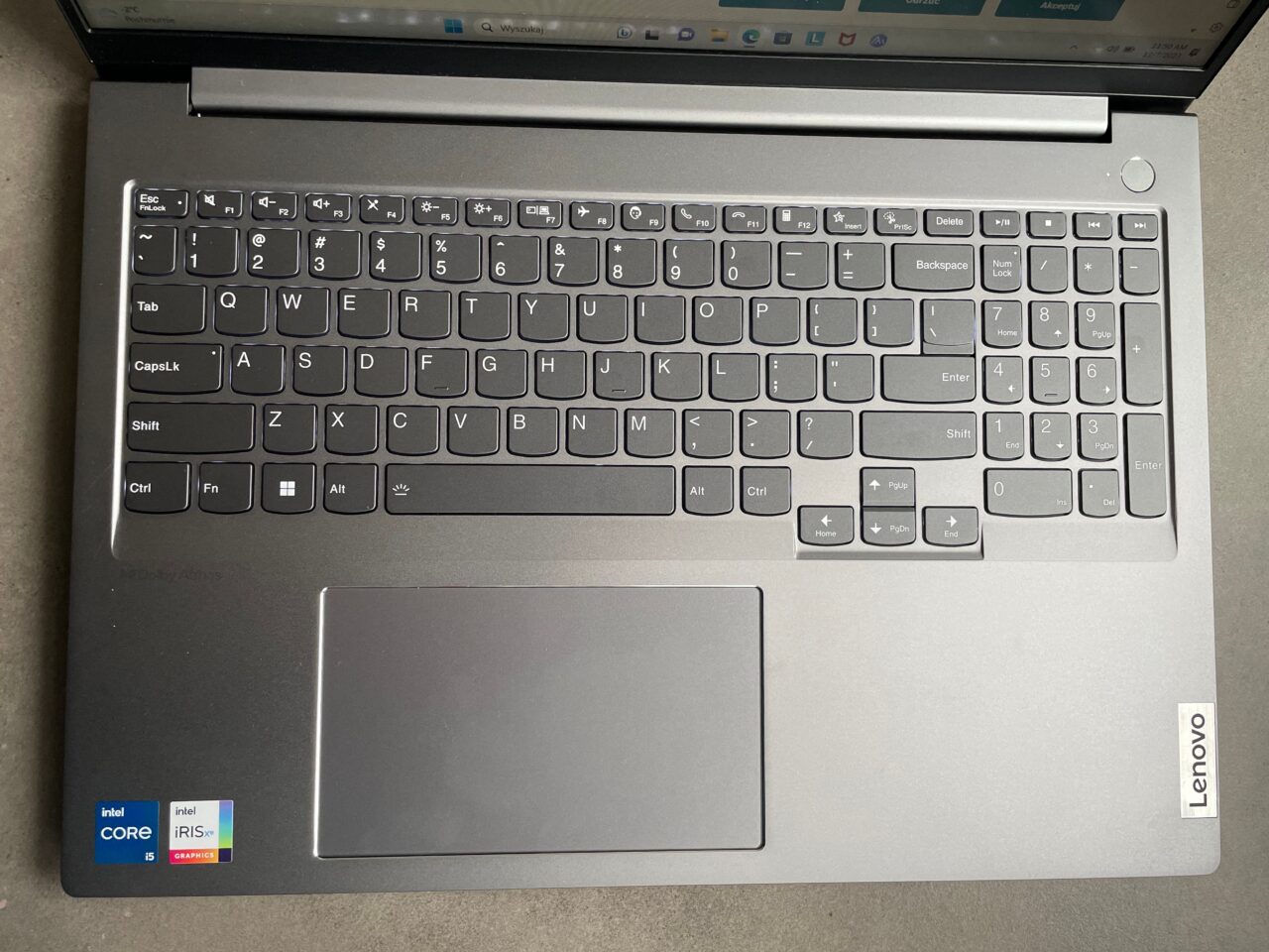 Klawiatura laptopa Lenovo z naklejkami procesora Intel Core i5 i grafiki Intel Iris.