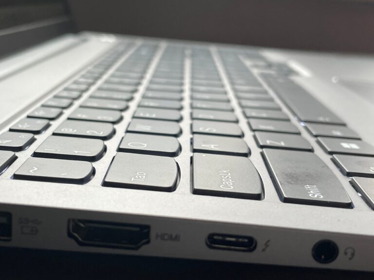 Klawiatura laptopa z przyciskiem „Ctrl” na pierwszym planie, złącza HDMI i USB po lewej stronie.
