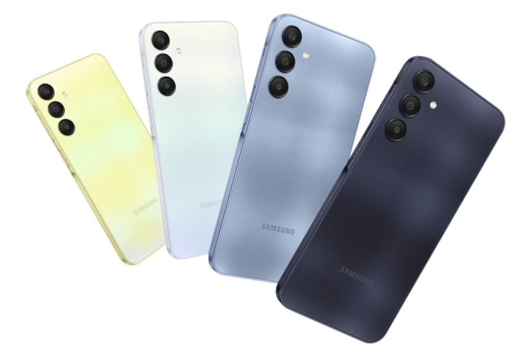 Vier diagonal von links nach rechts angeordnete Samsung-Smartphones in verschiedenen Farben, mit drei Kameras in der Mitte des oberen Teils des Backcovers.