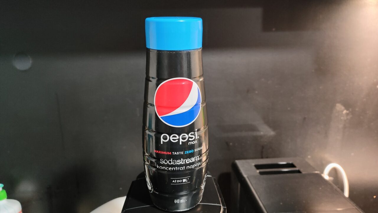 Butelka koncentratu napoju Pepsi Max do SodaStream na ciemnym tle.