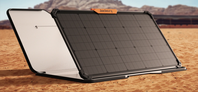 Składany panel słoneczny marki Jackery, rozłożony na pustynnym tle. To sprzęt z kategorii mobilna fotowoltaika