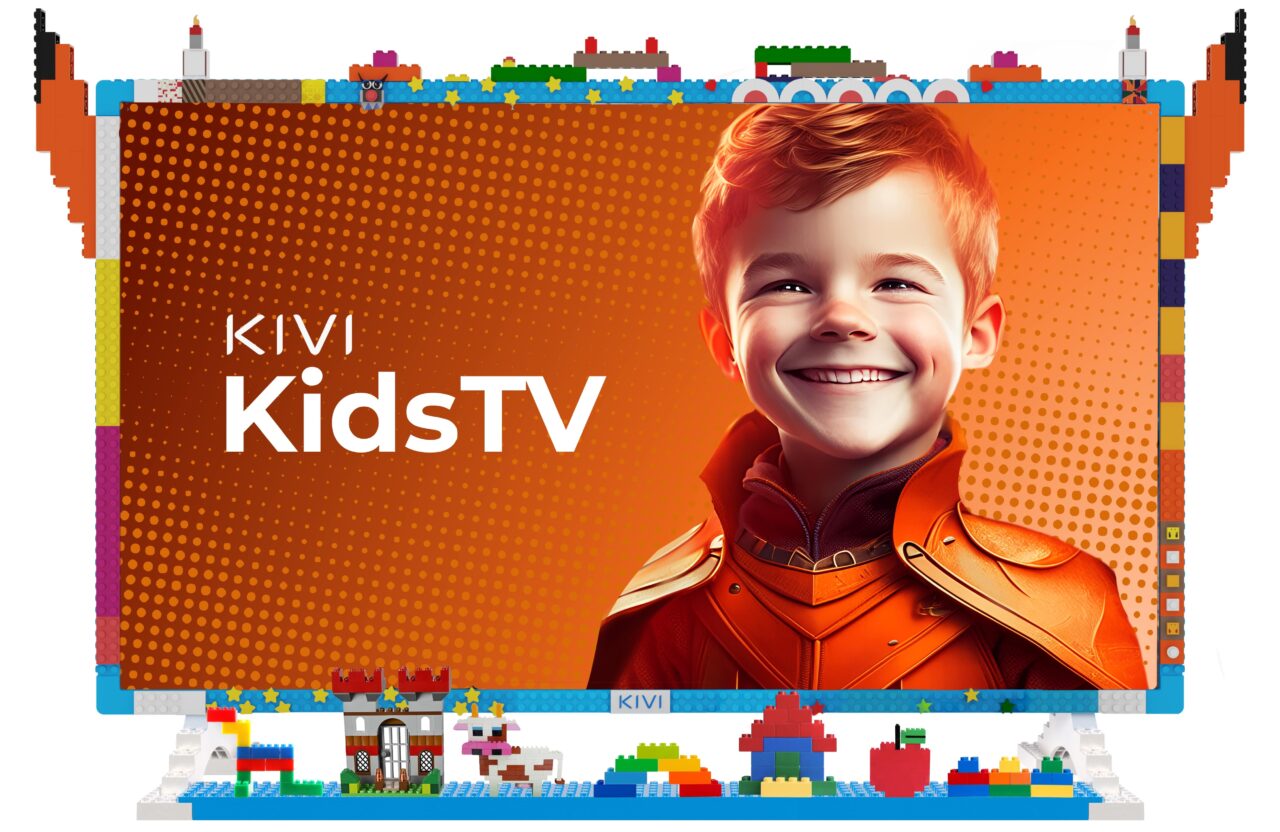 Grafika promocyjna Kivi KidsTV, przedstawiająca uśmiechnięte dziecko z rudymi włosami w pomarańczowej kurtce, z tłem przypominającym klocki konstrukcyjne, z nazwą kanału w centralnej części.