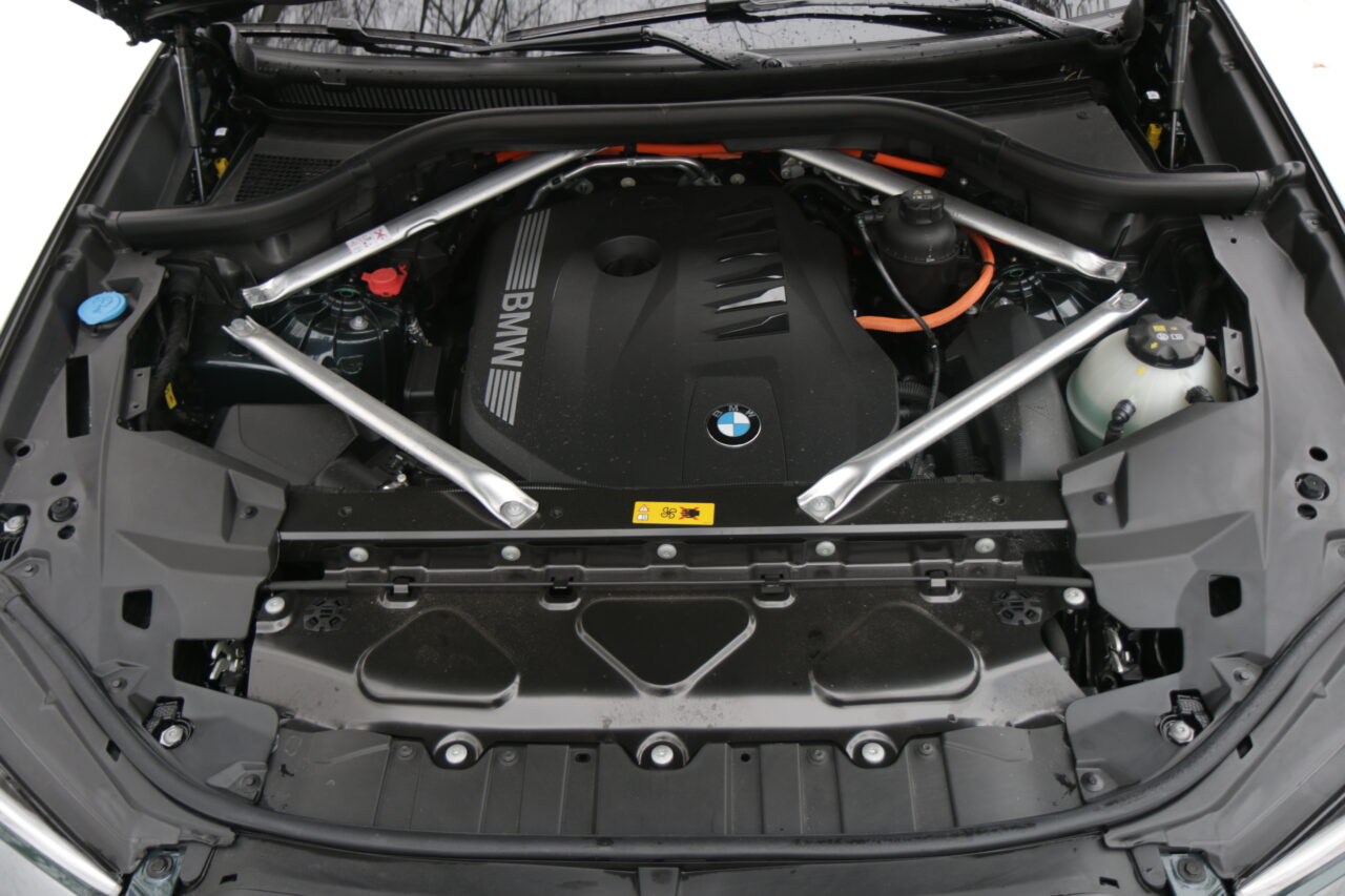 Silnik testowanego BMW X5 50e G05