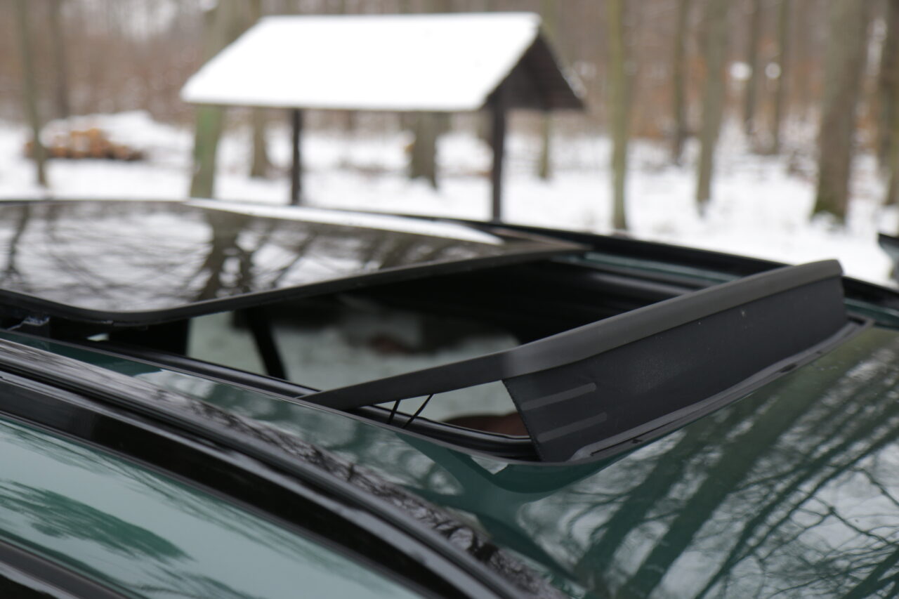 Okno dachowe testowanego BMW X5 50e G05