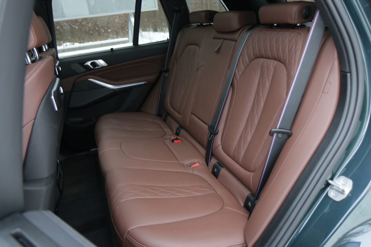 Tylna kanapa testowanego BMW X5 50e G05