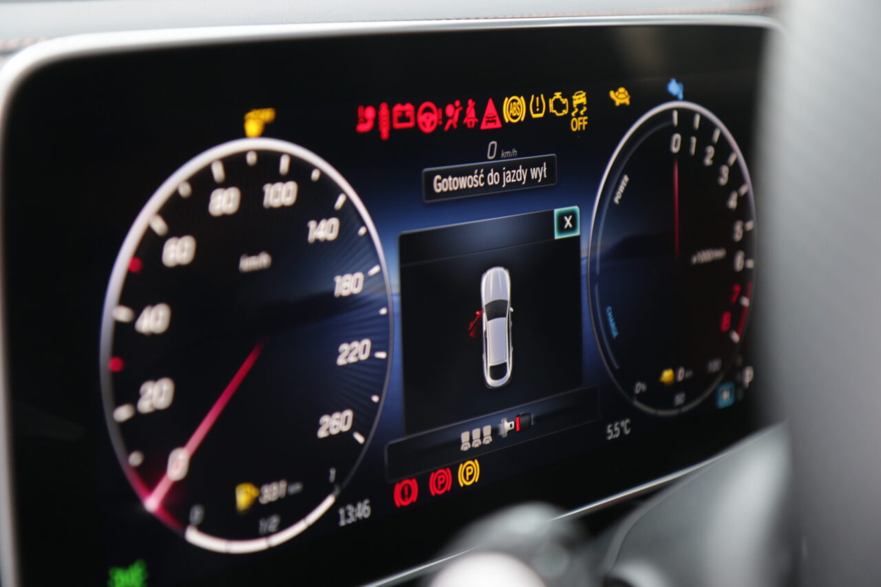 Cyfrowe zegary w testowanym Mercedesie GLC Coupe 300e 