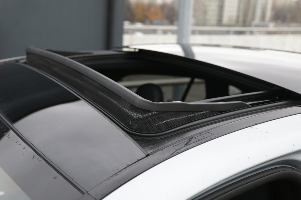Okno dachowe w testowanym Mercedesie GLC Coupe 300e 