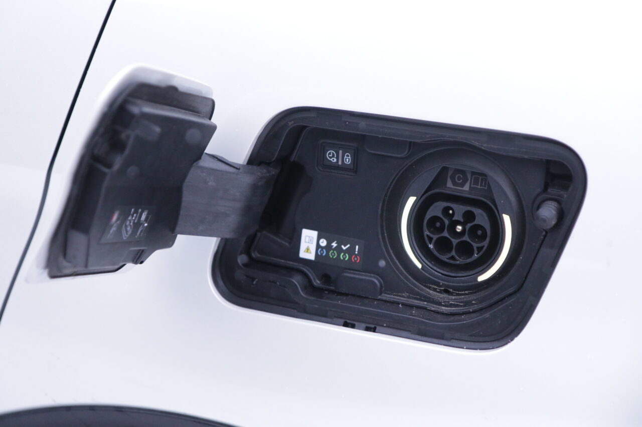 Zużycie energii testowanego Peugeot 3008 Hybrid4 - klapka od gniazda ladowania