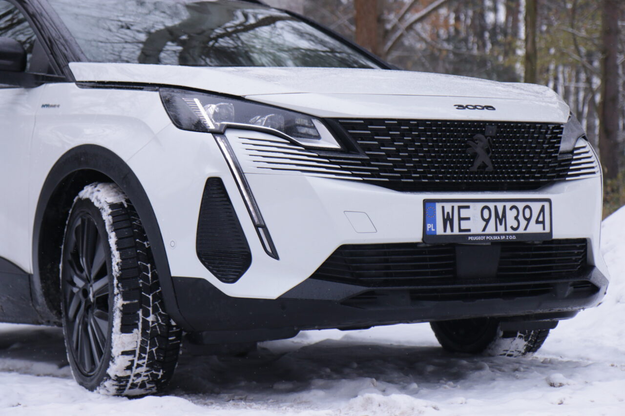 Front testowanego Peugeot 3008 Hybrid4 w zimowej scenerii
