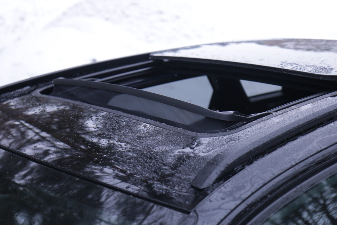 Okno dachowego testowanego Peugeot 3008 Hybrid4