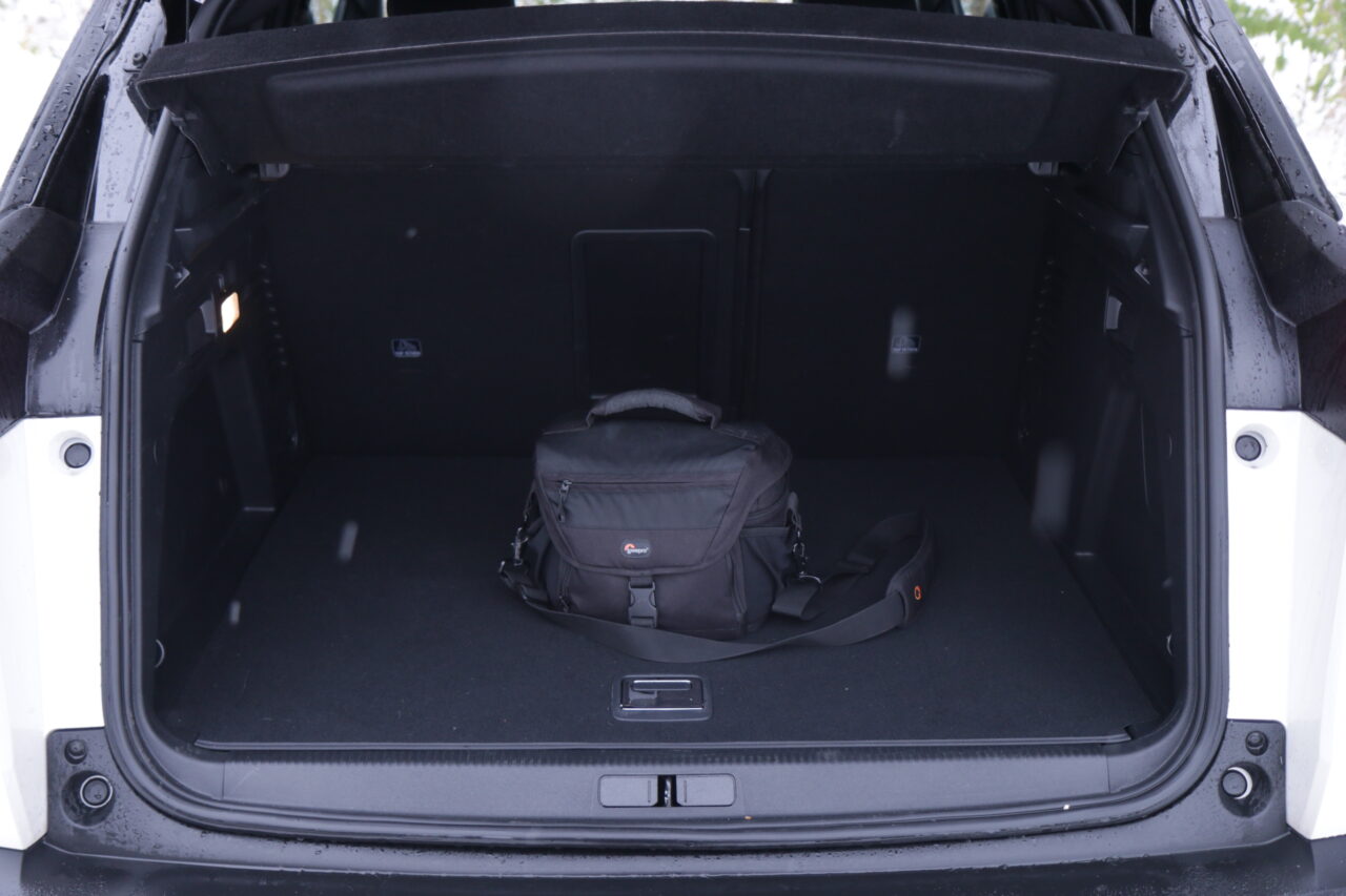 Bagażnik testowanego Peugeot 3008 Hybrid4 z przykładową torbą