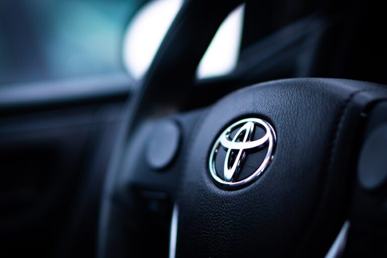 czarna kierownica w samochodzie z widocznym logiem marki Toyota