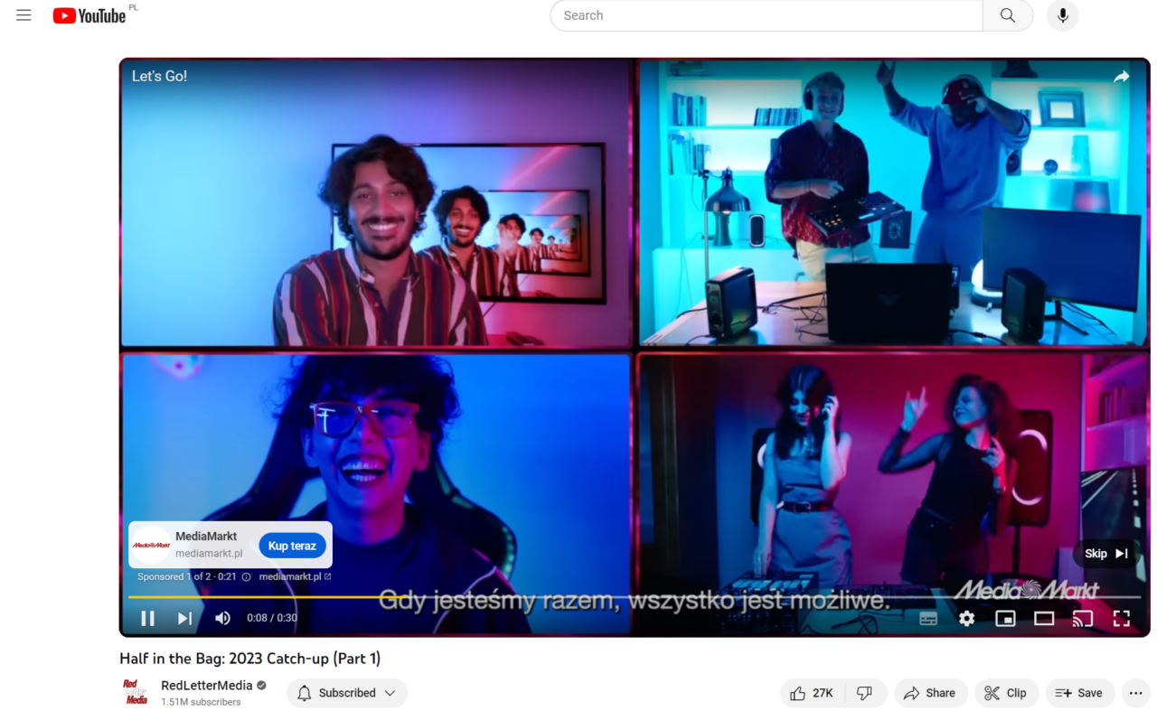 Zrzut ekranu z reklamy na YouTube, przedstawiający cztery różne sceny z młodymi ludźmi korzystającymi z elektroniki na tle podświetlonych na niebiesko i czerwono pomieszczeń. Na dole widoczny pasek odtwarzacza wideo YouTube z reklamą MediaMarkt i polskim napisem "Gdy jesteśmy razem, wszystko jest możliwe."