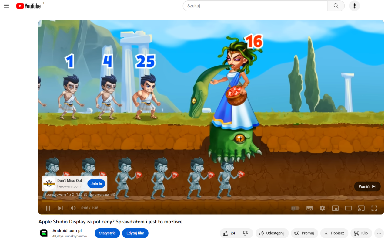 Zrzut ekranu z YouTube wyświetlający grę wideo z postaciami stylizowanymi na antyczną Grecję, w tym mężczyzną walczącym oraz kobietą z koszykiem jabłek na głowie stojącą na potworze. Na dole ekranu widoczne są interfejs użytkownika YouTube oraz reklama.