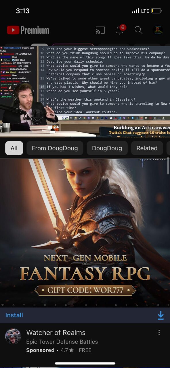 Zrzut ekranu z aplikacji YouTube na smartfonie, wyświetlający wideo z mężczyzną mówiącym do mikrofonu i wykazem pytań na czacie, oraz reklamę mobilnej gry RPG przedstawiającą wojowniczkę z mieczem.